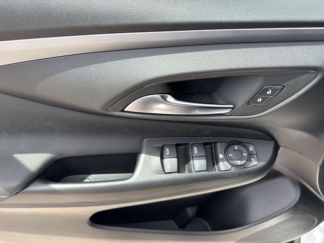 Buick Envista Vehicle Full-screen Gallery Image 13