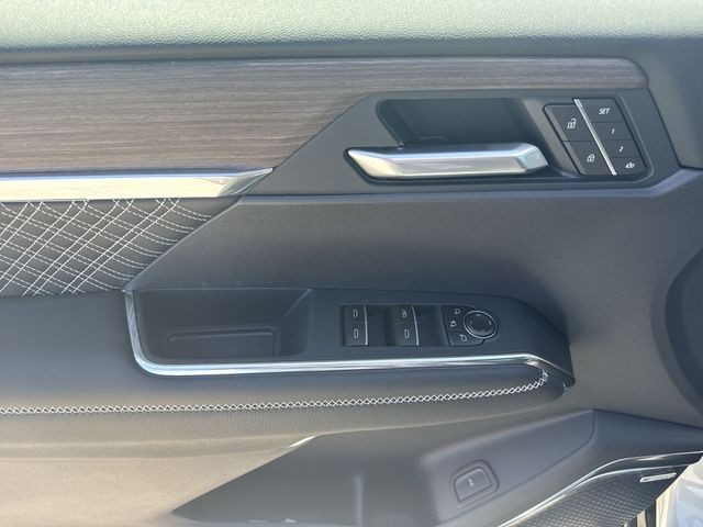 GMC Acadia Vehicle Full-screen Gallery Image 13