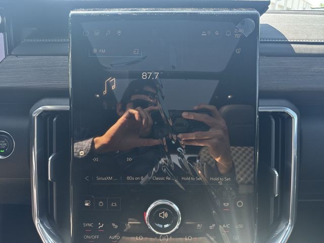 GMC Acadia Vehicle Full-screen Gallery Image 16
