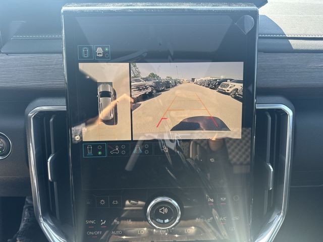 GMC Acadia Vehicle Full-screen Gallery Image 17
