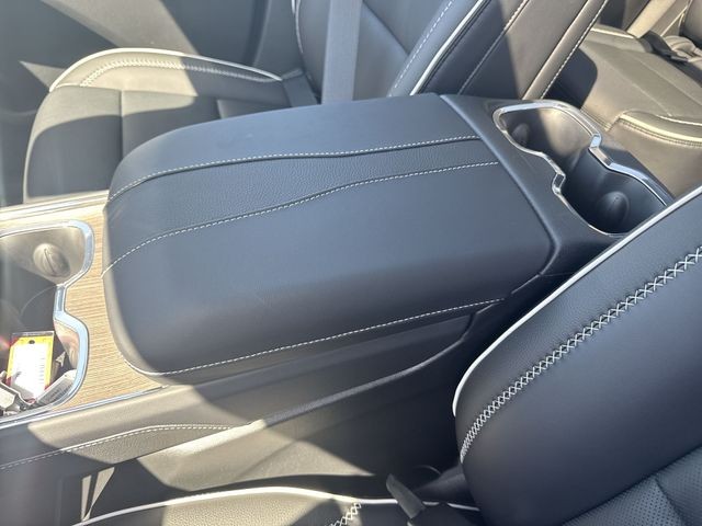 GMC Acadia Vehicle Full-screen Gallery Image 21