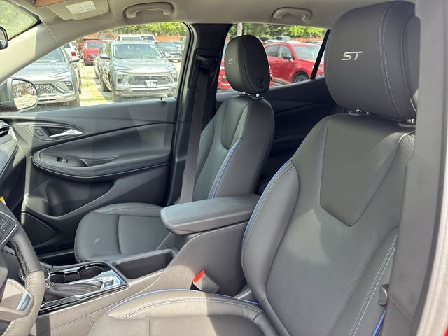 Buick Encore GX Vehicle Full-screen Gallery Image 11
