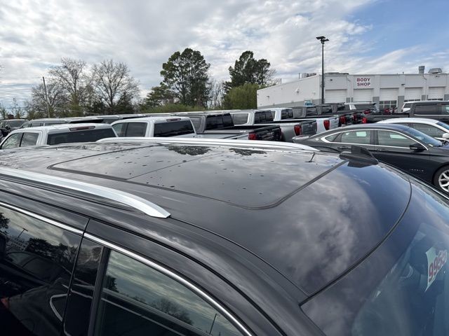 GMC Yukon Vehicle Full-screen Gallery Image 11