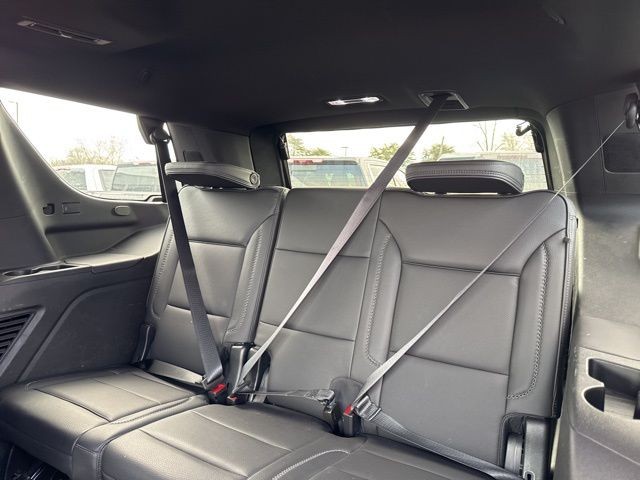 GMC Yukon Vehicle Full-screen Gallery Image 14