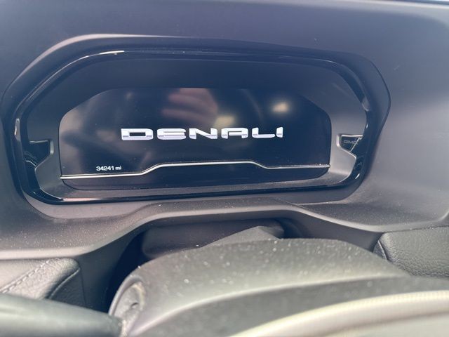 GMC Yukon Vehicle Full-screen Gallery Image 17