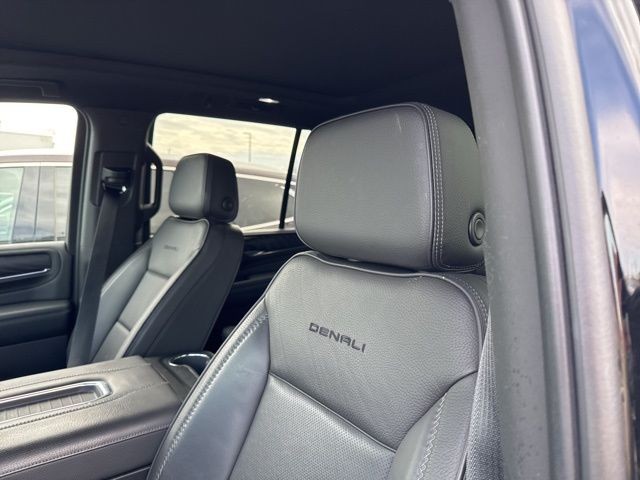 GMC Yukon Vehicle Full-screen Gallery Image 19