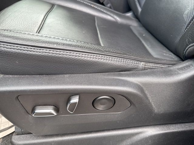 GMC Yukon Vehicle Full-screen Gallery Image 20