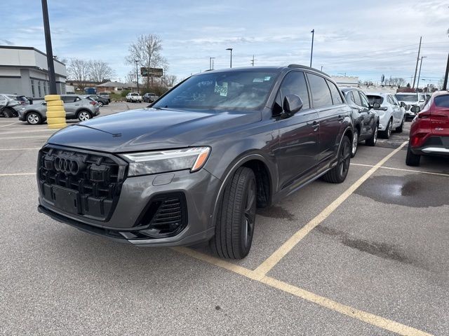 Audi Q7 Vehicle Full-screen Gallery Image 02