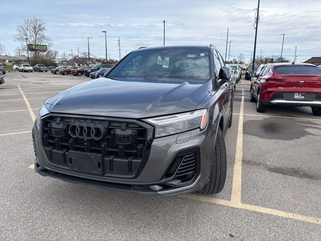 Audi Q7 Vehicle Full-screen Gallery Image 03