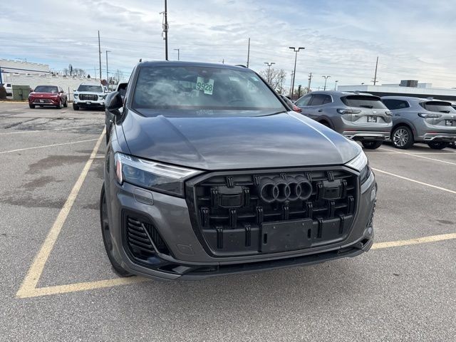 Audi Q7 Vehicle Full-screen Gallery Image 06