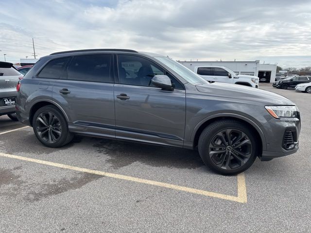 Audi Q7 Vehicle Full-screen Gallery Image 11