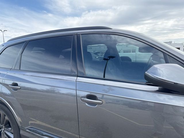 Audi Q7 Vehicle Full-screen Gallery Image 14