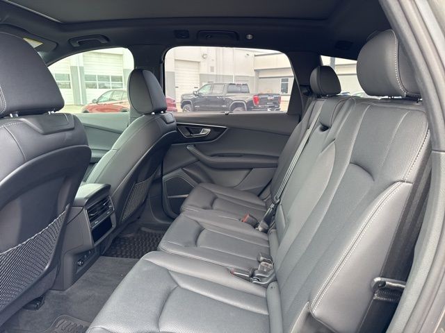 Audi Q7 Vehicle Full-screen Gallery Image 18