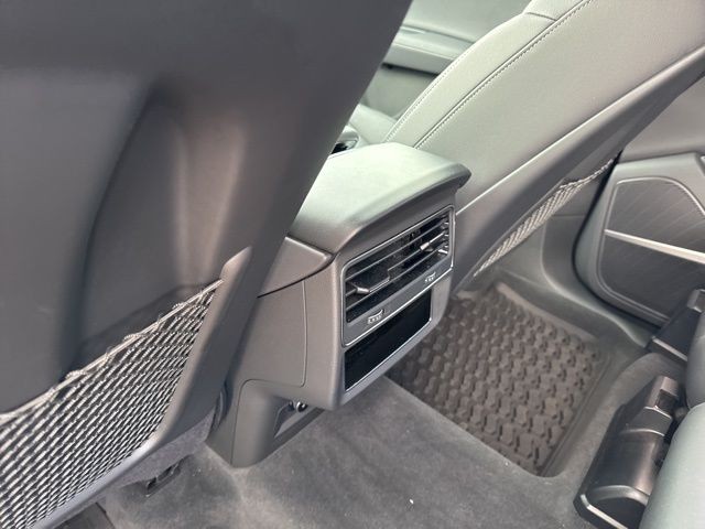 Audi Q7 Vehicle Full-screen Gallery Image 20