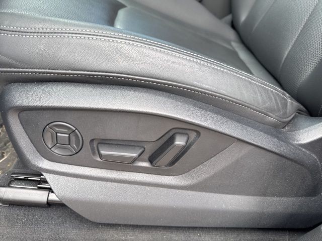 Audi Q7 Vehicle Full-screen Gallery Image 24