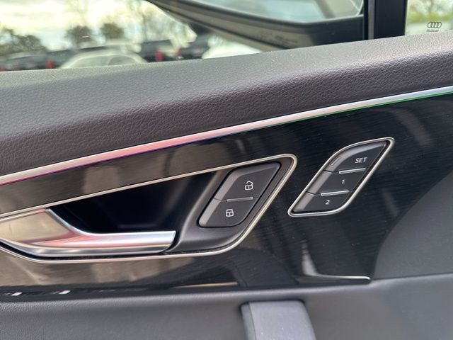 Audi Q7 Vehicle Full-screen Gallery Image 25