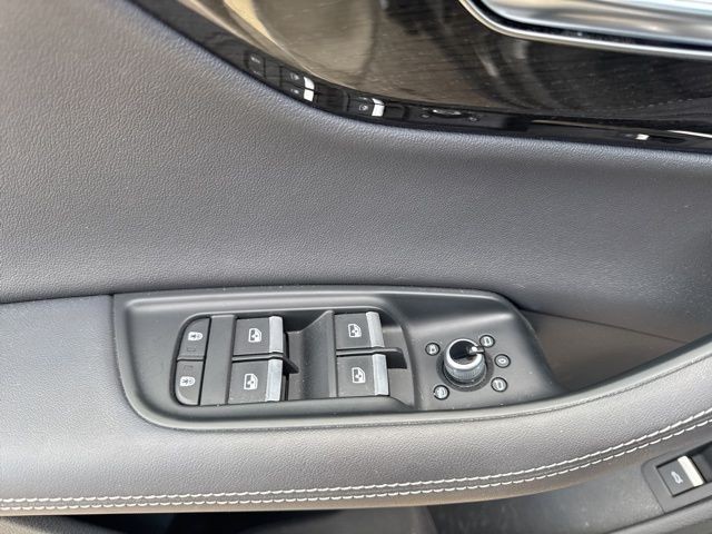 Audi Q7 Vehicle Full-screen Gallery Image 26