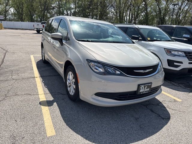 Chrysler Pacifica Vehicle Full-screen Gallery Image 02