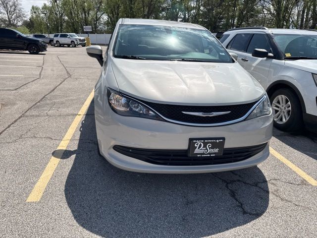 Chrysler Pacifica Vehicle Full-screen Gallery Image 03