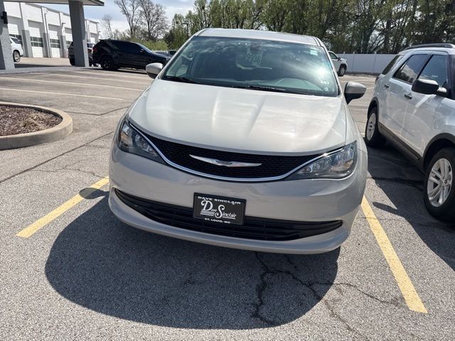 Chrysler Pacifica Vehicle Full-screen Gallery Image 05