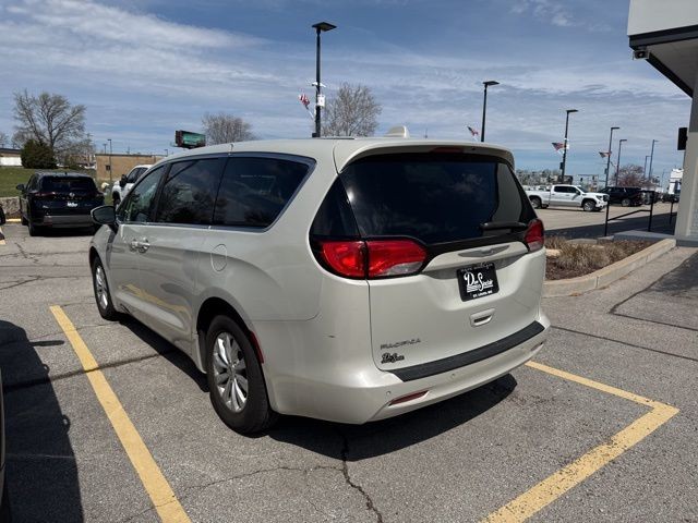 Chrysler Pacifica Vehicle Full-screen Gallery Image 07