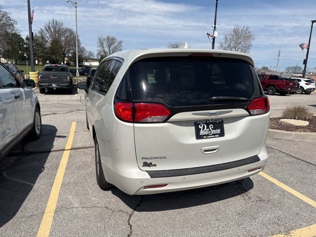 Chrysler Pacifica Vehicle Full-screen Gallery Image 09