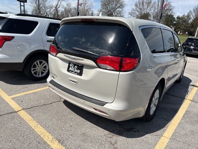 Chrysler Pacifica Vehicle Full-screen Gallery Image 10