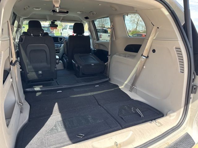 Chrysler Pacifica Vehicle Full-screen Gallery Image 11