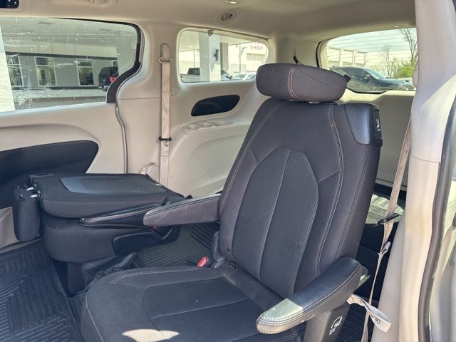 Chrysler Pacifica Vehicle Full-screen Gallery Image 13