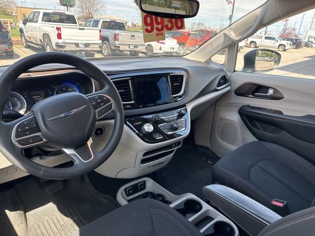 Chrysler Pacifica Vehicle Full-screen Gallery Image 14