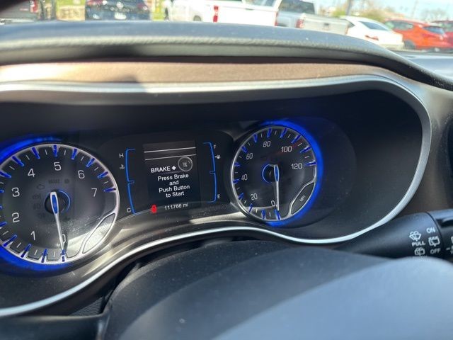 Chrysler Pacifica Vehicle Full-screen Gallery Image 15