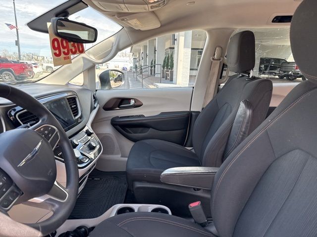 Chrysler Pacifica Vehicle Full-screen Gallery Image 17