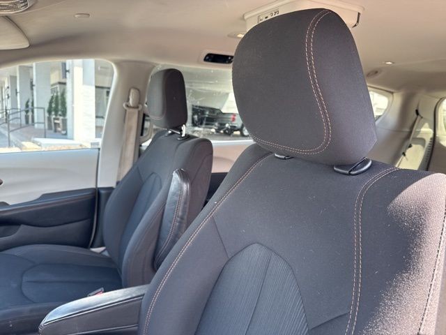 Chrysler Pacifica Vehicle Full-screen Gallery Image 18