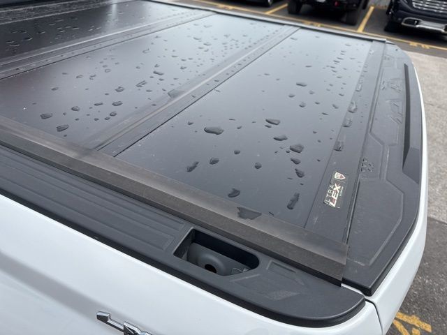 GMC Canyon Vehicle Full-screen Gallery Image 14