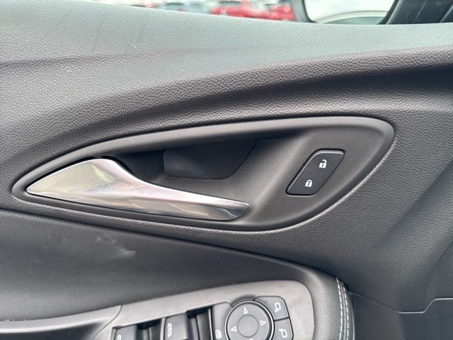 Buick Encore GX Vehicle Full-screen Gallery Image 20