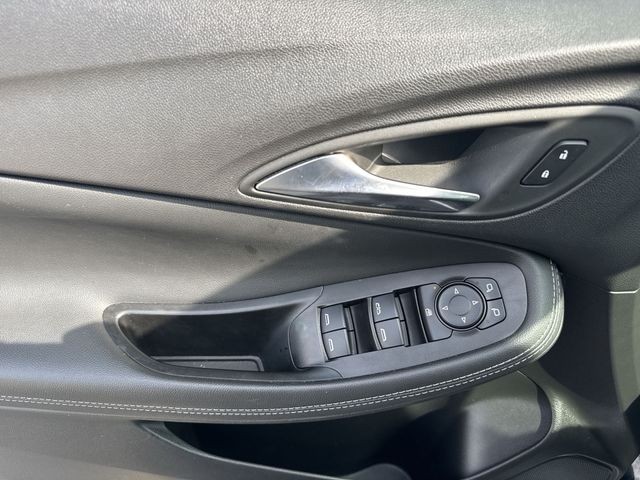 Buick Encore GX Vehicle Full-screen Gallery Image 21