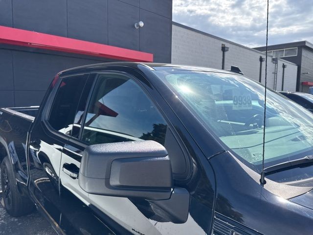 GMC Sierra 1500 Vehicle Full-screen Gallery Image 11