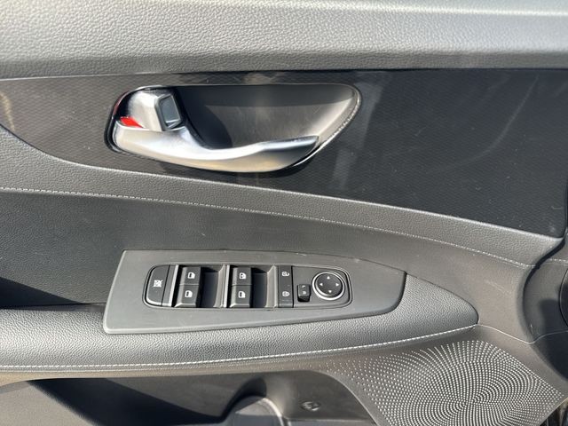 Kia Forte Vehicle Full-screen Gallery Image 26