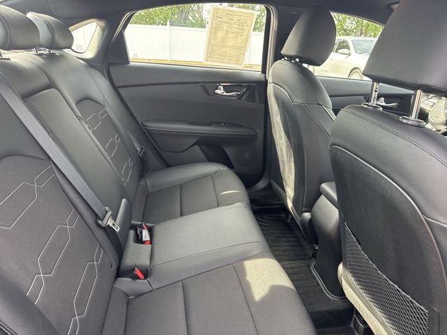 Kia Forte Vehicle Full-screen Gallery Image 30