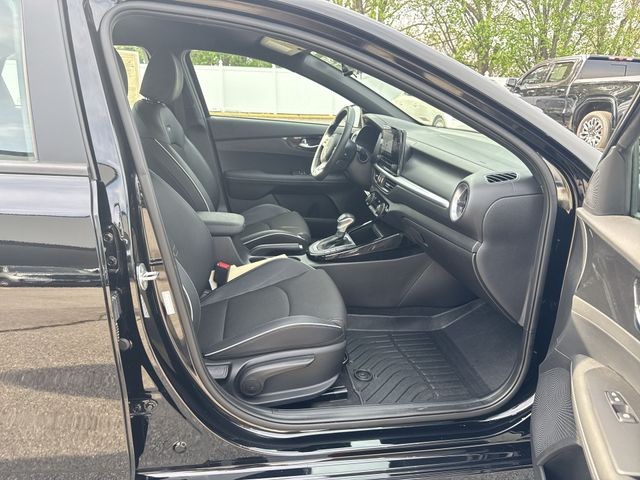 Kia Forte Vehicle Full-screen Gallery Image 32