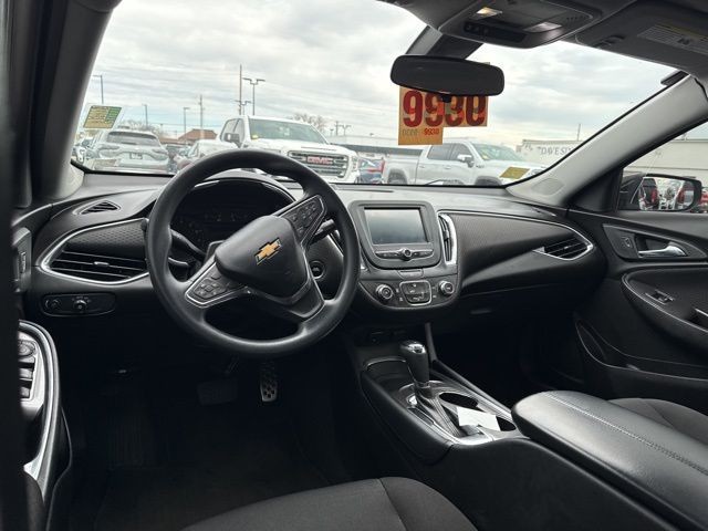 Chevrolet Malibu Vehicle Full-screen Gallery Image 17