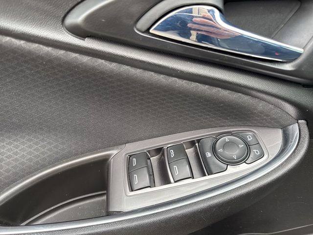 Chevrolet Malibu Vehicle Full-screen Gallery Image 22