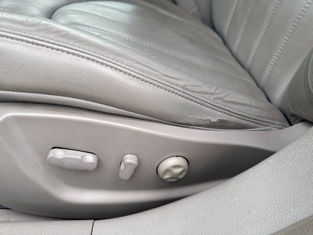 Buick Lucerne Vehicle Full-screen Gallery Image 22