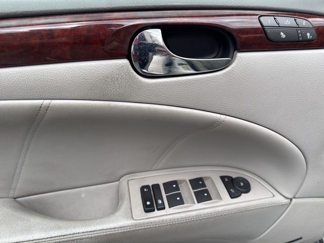 Buick Lucerne Vehicle Full-screen Gallery Image 23