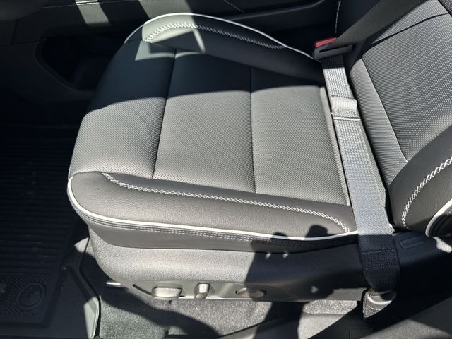 GMC Acadia Vehicle Full-screen Gallery Image 12