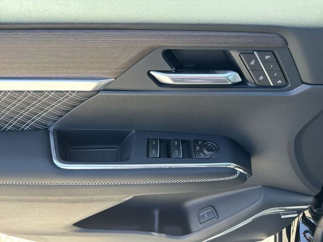 GMC Acadia Vehicle Full-screen Gallery Image 13