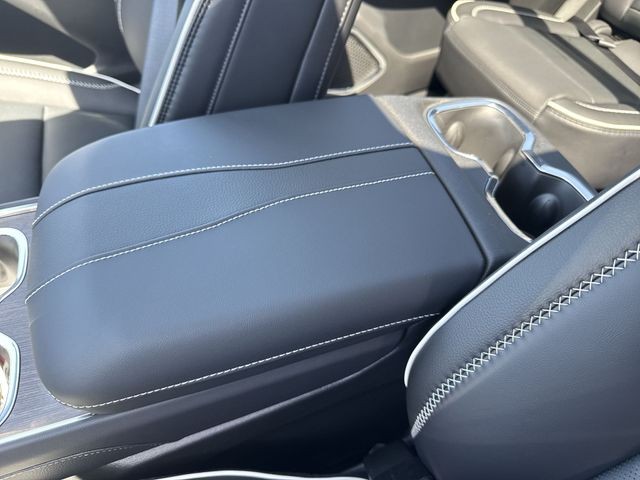 GMC Acadia Vehicle Full-screen Gallery Image 21