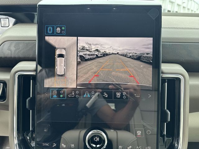 GMC Yukon XL Vehicle Full-screen Gallery Image 17