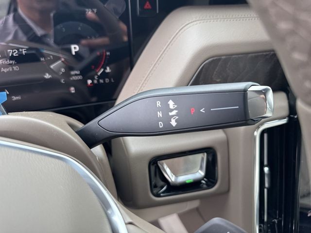 GMC Yukon XL Vehicle Full-screen Gallery Image 20