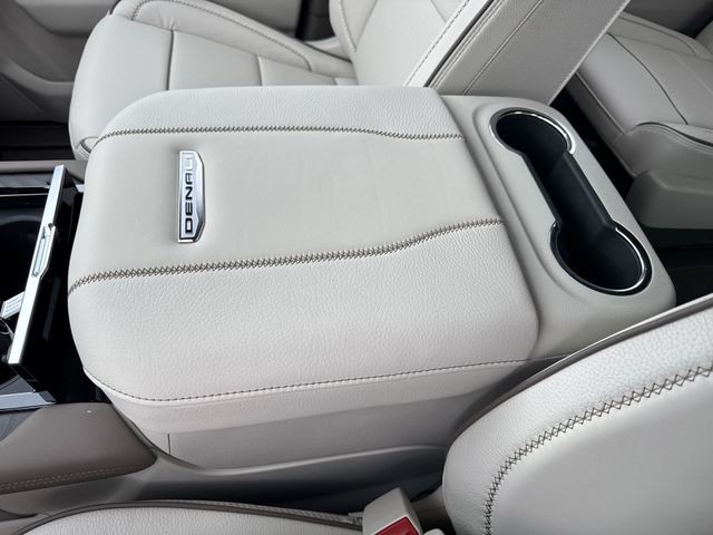 GMC Yukon XL Vehicle Full-screen Gallery Image 21